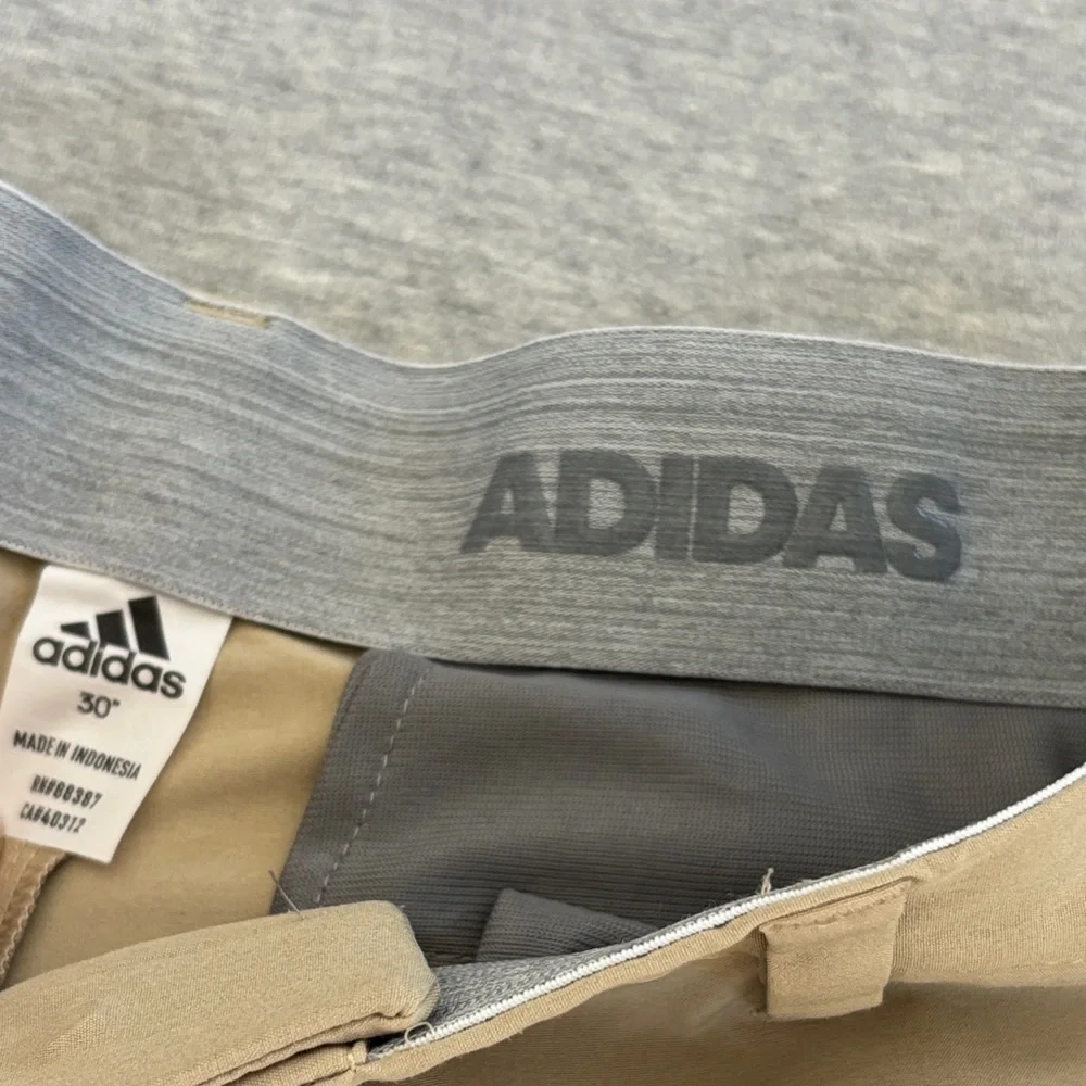 Ex Condition! Men’s Adidas khaki flat front golf shorts 30” waist 10” inseam